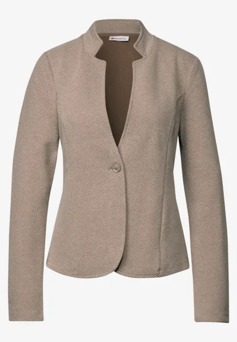Beiger Blazer für Damen mit einem Knopf und Stehkragen.