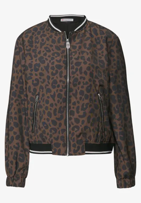 Braune Jacke mit Leopardenmuster und schwarzen Bündchen.