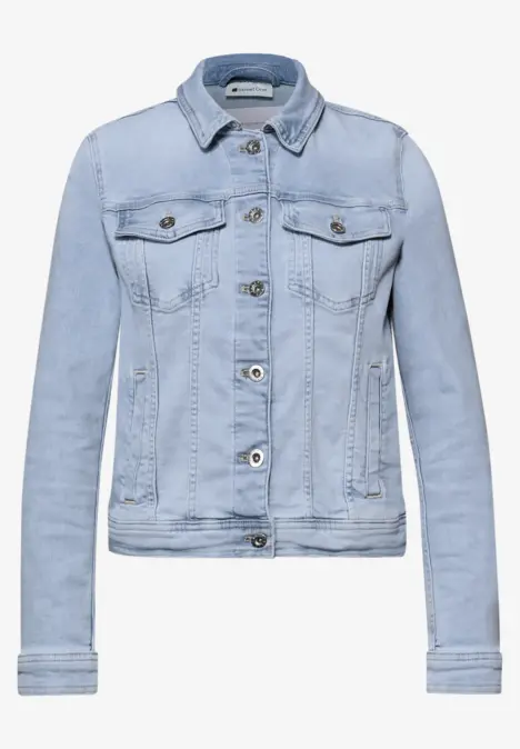 Leichte hellblaue Jeansjacke mit Knopfleiste, zwei Brusttaschen und klassischem Hemdkragen.