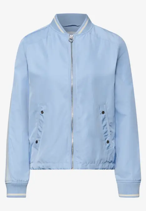 Hellblaue Bomberjacke aus leicht glänzendem Material mit Reißverschluss und elastischen Bündchen.