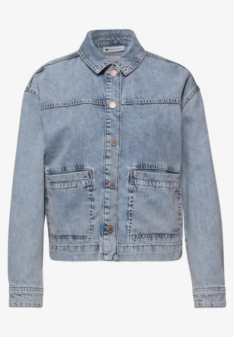 Hellblaue Jeansjacke mit Knopfleiste, zwei aufgesetzten Taschen und klassischem Schnitt für einen lässigen Look.