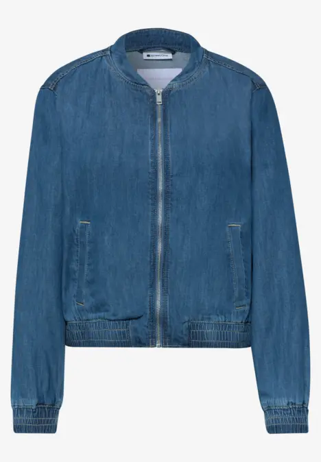 Veste bomber en denim bleu avec fermeture éclair et poches latérales.