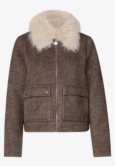 Braune Jacke mit weißem Fellkragen, Reißverschluss und aufgesetzten Taschen.