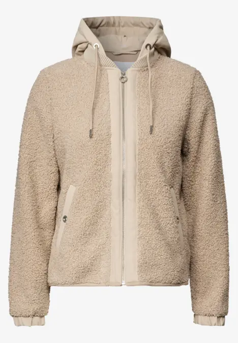 Beige Teddy-Fleecejacke mit Kapuze, Reißverschluss und Seitentaschen.