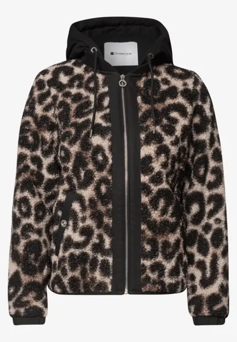 Kurz geschnittener Teddy-Fleece-Jacke mit Kapuze, Reißverschluss und Leo-Muster.