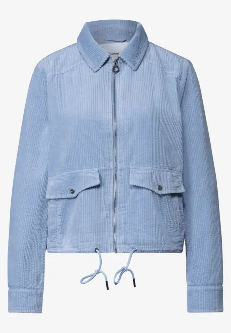 Leichte hellblaue Damenjacke mit Reißverschluss, zwei aufgesetzten Taschen und Kordelzugsaum.