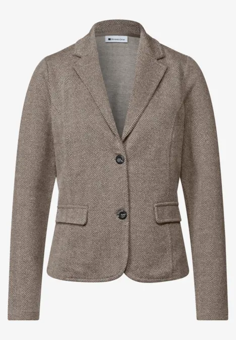 Damenblazer in graubraun mit tailliertem Schnitt, zwei Knöpfen, Reverskragen und zwei Pattentaschen.
