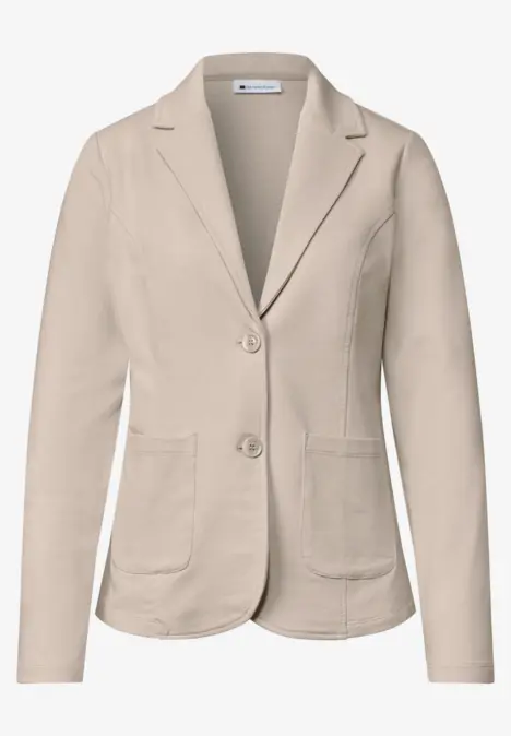 Beiger Damenblazer mit Reverskragen, zwei Knöpfen und aufgesetzten Taschen.