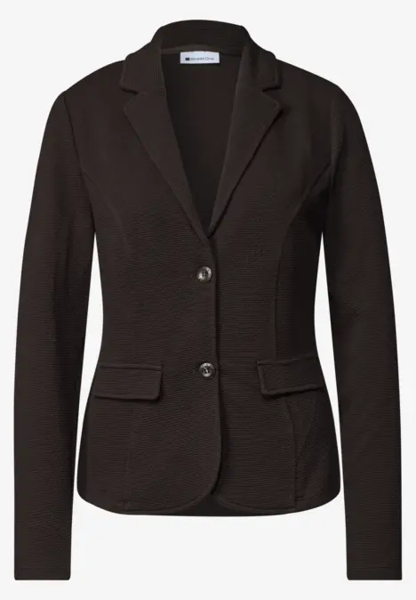 Schwarzer, taillierter Damenblazer mit klassischem Revers, zwei Knöpfen und aufgesetzten Taschen.