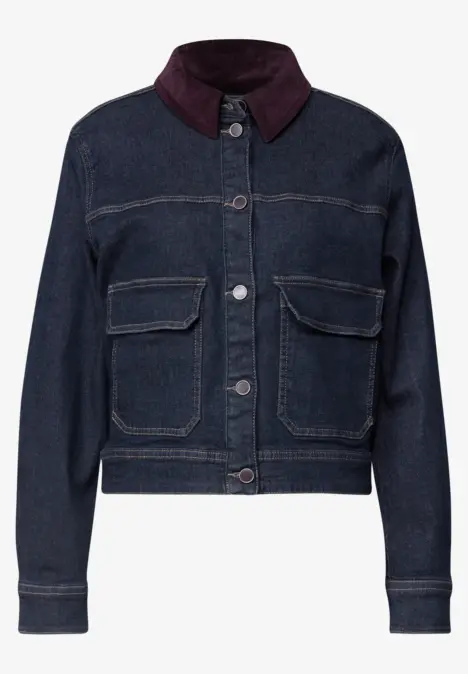 Veste en jean bleu foncé à col rouge, fermée par boutons, avec deux poches plaquées poitrine.