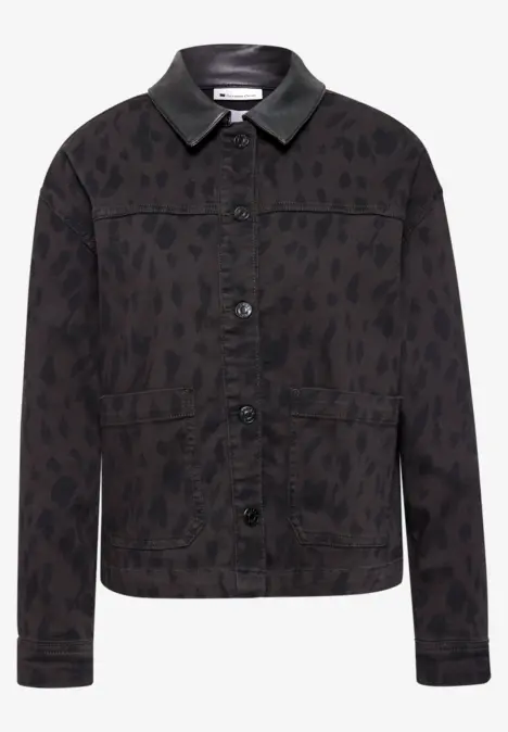 Dunkle Jeansjacke mit Reverskragen und dezentem Leo-Muster, Druckknöpfen und Taschen.