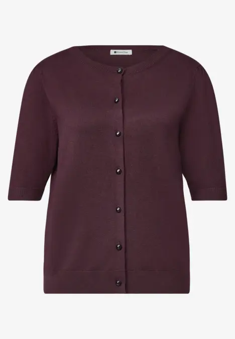 Dunkelviolette Damen-Strickjacke mit halblangen Ärmeln und Knopfleiste.