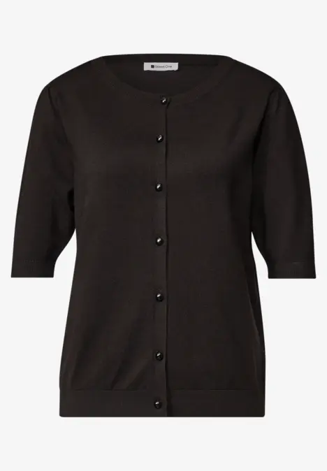 Schwarze Strickjacke mit halblangen Ärmeln und Knopfleiste.