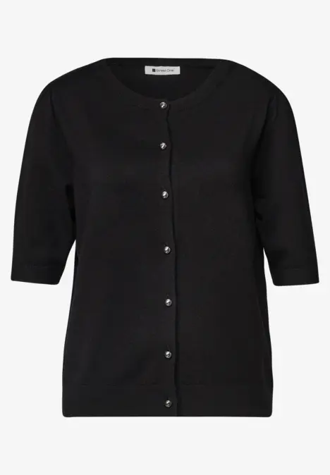 Schwarze Damen-Strickjacke mit halblangen Ärmeln und Knopfleiste, leicht tailliert.