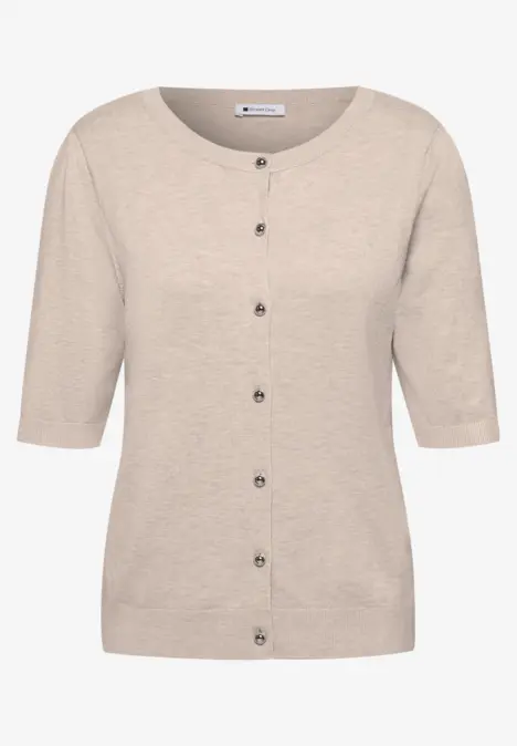 Beiger Cardigan mit kurzen Ärmeln und durchgehender Knopfleiste.