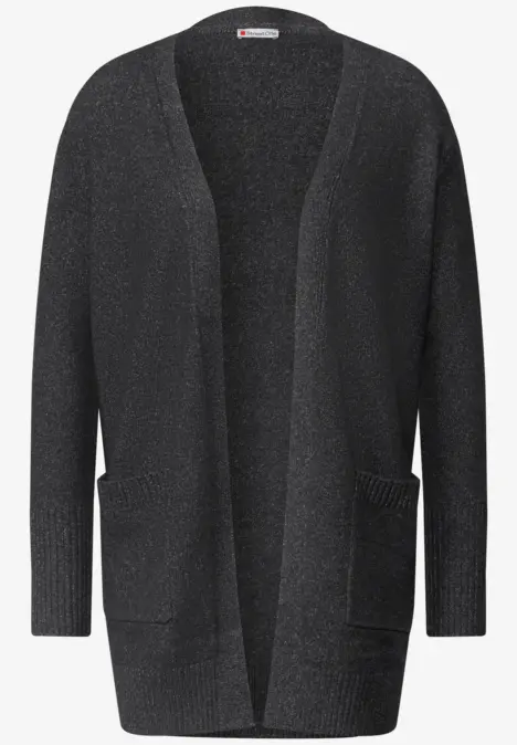 Langer grauer Strick-Cardigan mit offenem Schnitt und zwei aufgesetzten Taschen.