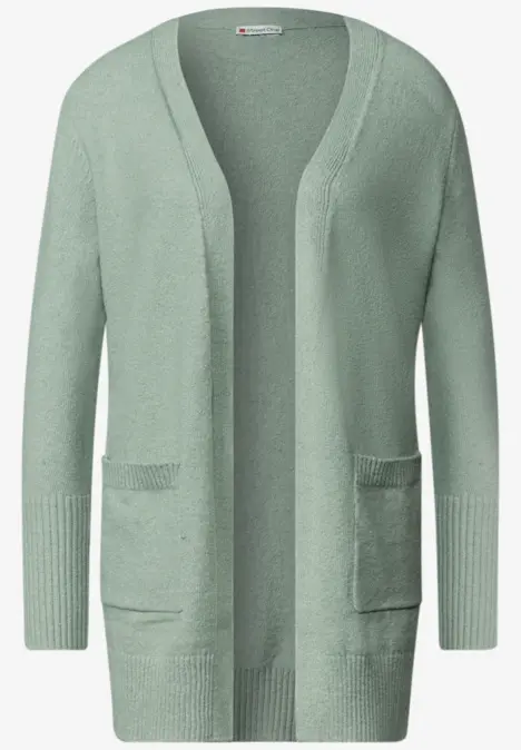 Ein hellgrüner, offener Strick-Cardigan mit langen Ärmeln und zwei aufgesetzten Taschen.