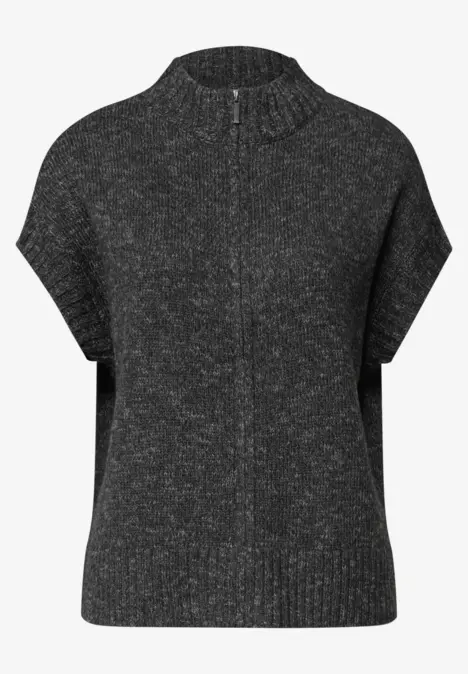 Grauer Strick-Pulli mit kurzem Stehkragen, Reißverschluss und kurzen Ärmeln.