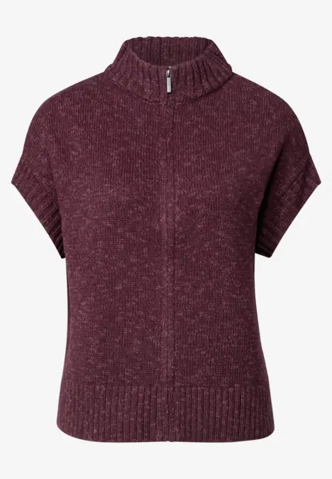 Ein kastiges, kurzärmeliges Stricktop in Bordeaux mit hohem Rollkragen und mittigem Reißverschluss.