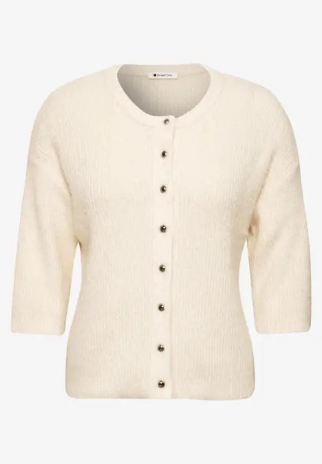 Cremefarbene Strickjacke mit 3/4-Ärmeln und Knopfleiste, Rundhalsausschnitt und feiner Struktur.
