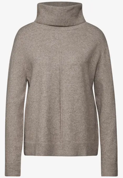 Beiger Strickpullover mit Rollkragen und langen Ärmeln.