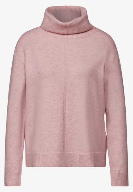 Rosa Rollkragenpullover, locker geschnitten.