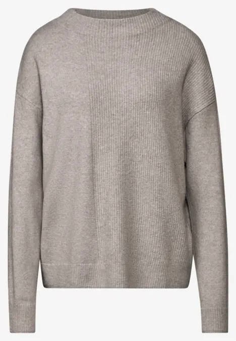 Grauer Pullover mit Rundhalsausschnitt und langen Ärmeln.