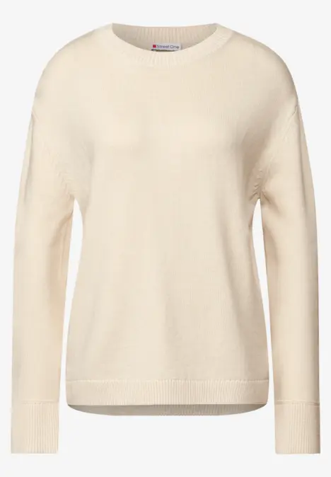 Beiger, schlichter Pullover mit Rundhalsausschnitt und langen Ärmeln.
