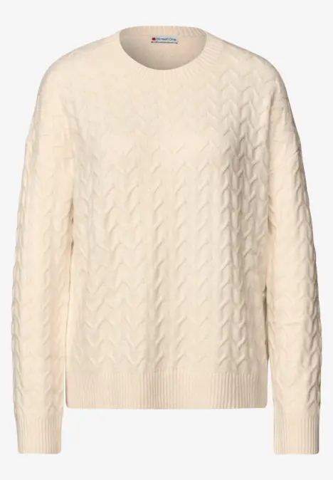 Beiger Strickpullover mit Zopfmuster und Rundhalsausschnitt.
