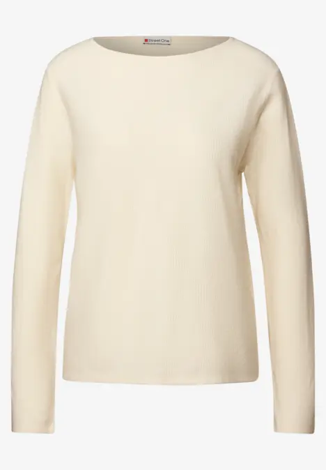 Beigefarbener, langärmliger Pullover mit Rundhalsausschnitt.