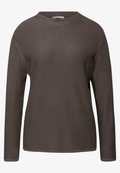 Brauner, langärmliger Pullover mit Rundhalsausschnitt.