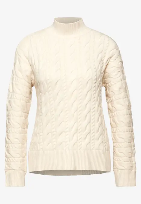 Cremefarbener Strickpullover mit Zopfmuster und hohem Kragen.