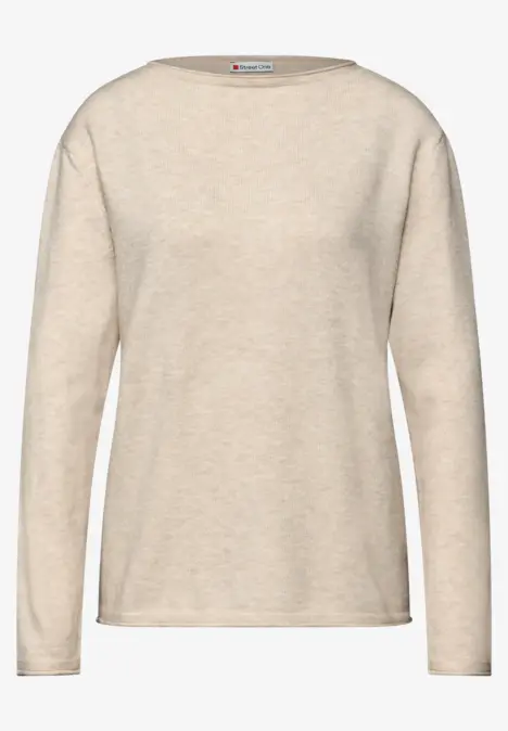 Ein schlichtes, beigefarbenes Langarmshirt aus weichem Material.