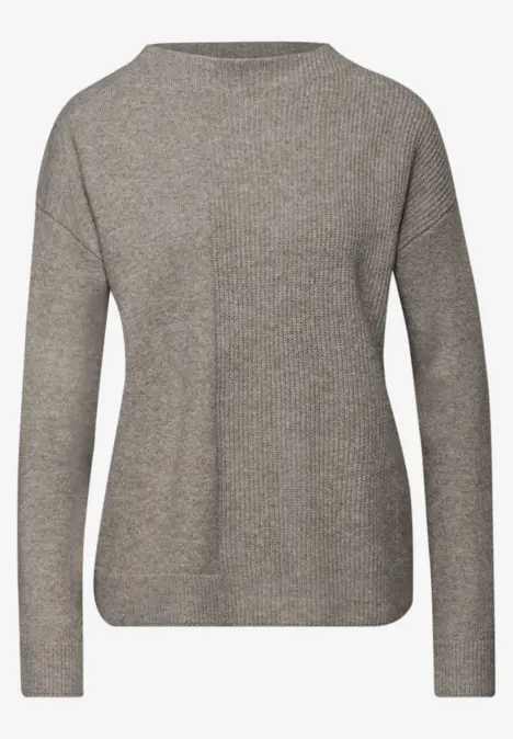 Grauer Pullover mit Rundhalsausschnitt, feiner Strickoptik und langen Ärmeln.