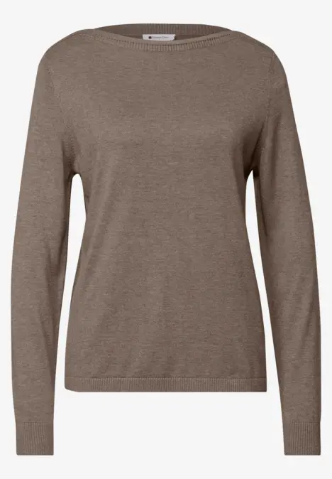 Brauner Damenpullover mit Rundhalsausschnitt und langen Ärmeln.