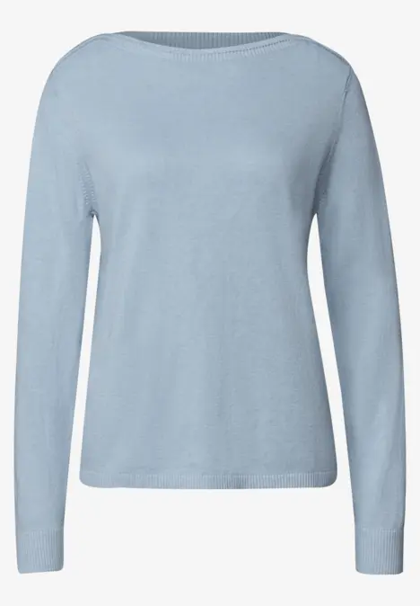 Leichter hellblauer Pullover mit langem Arm und weitem Rundhalsausschnitt.