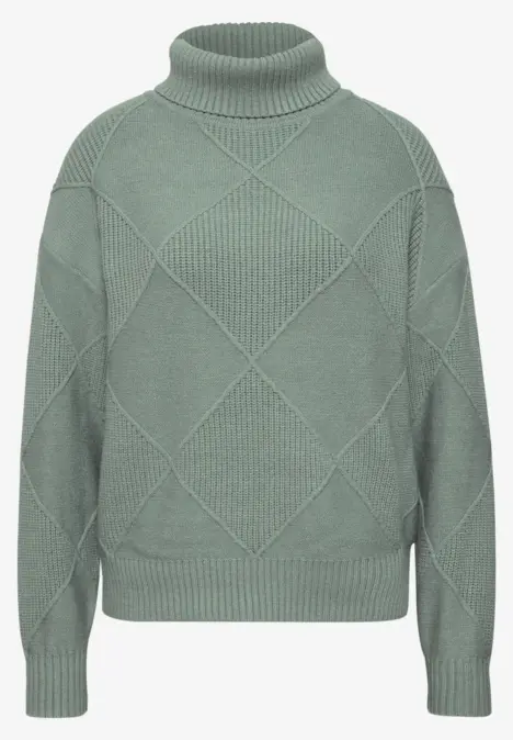 Pull en maille gris avec col roulé épais et motif losanges.