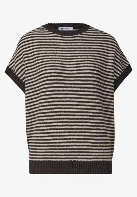 Kurzärmliger, gestreifter Pullover in Beige und Schwarz mit Rundhalsausschnitt und Rippbündchen.