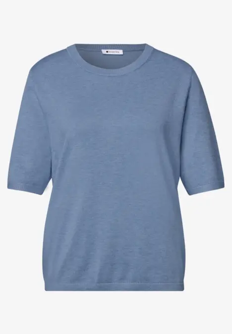 Ein kurzärmliges, hellblaues Shirt mit Rundhalsausschnitt.