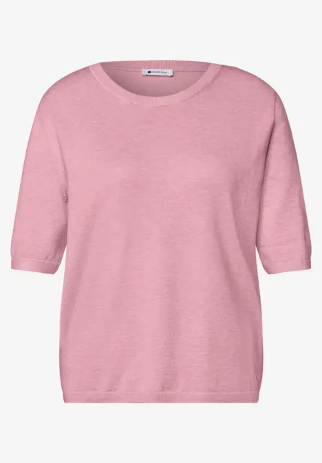 Ein zartrosa Shirt mit halblangen Ärmeln und Rundhalsausschnitt.