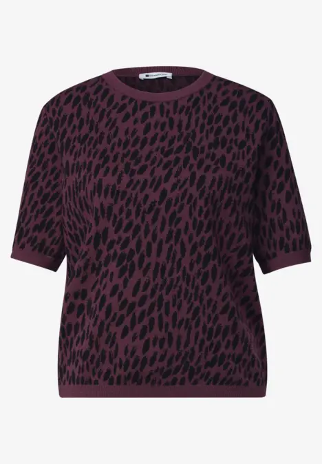 Kurzärmeliger, himbeerfarbener Pullover mit unregelmäßigem schwarzen Animalprint.