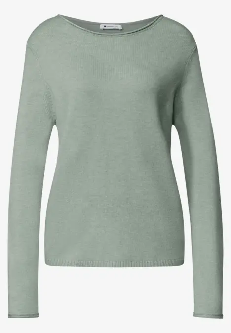 Schlichter pastellgrüner Pullover mit langen Ärmeln und rundem Ausschnitt.
