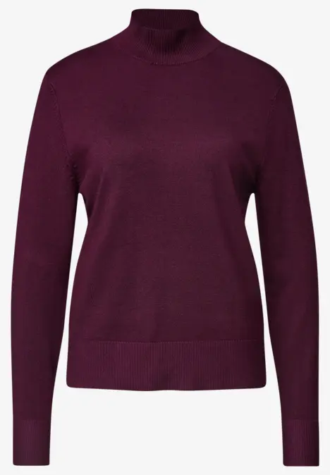 Weinroter Langarmpullover mit hohem Rollkragen, schlicht und elegant.
