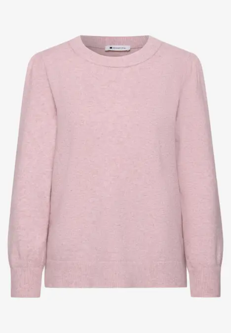 Un pull rose clair à col rond avec manches longues.