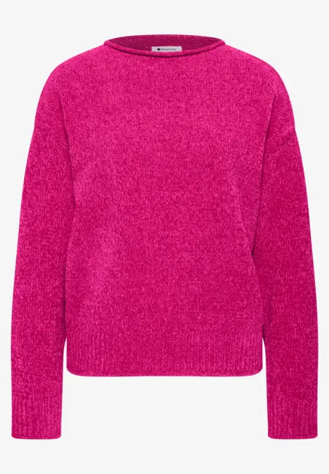 Ein pinker Strickpullover mit Rundhalsausschnitt und langen Ärmeln.