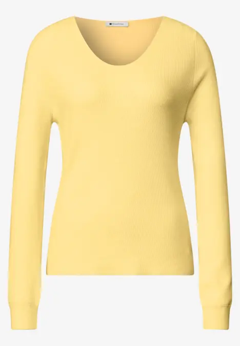 Gelber Langarm-Pullover mit Rundhalsausschnitt.