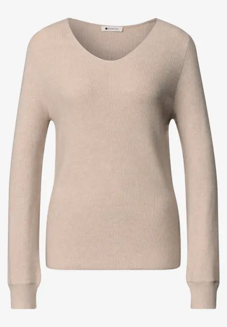 Beiger Pullover mit langen Ärmeln und weiter Rundhals-Ausschnitt.
