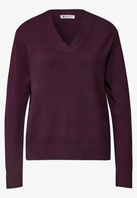 Dunkelroter V-Ausschnitt-Pullover aus feinem Strick mit langen Ärmeln.