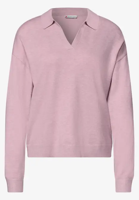 Rosa Strickpullover mit V-Ausschnitt und Polokragen, langärmelig und lässig geschnitten.