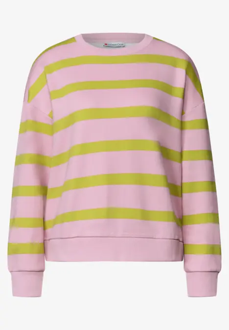 Pull rose à rayures vertes horizontales, manches longues et coupe décontractée.